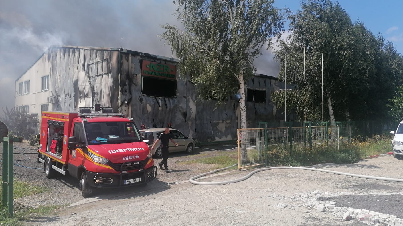 ULTIMA ORA / VIDEO Arde o fabrica in Braila. O persoana A MURIT carbonizata