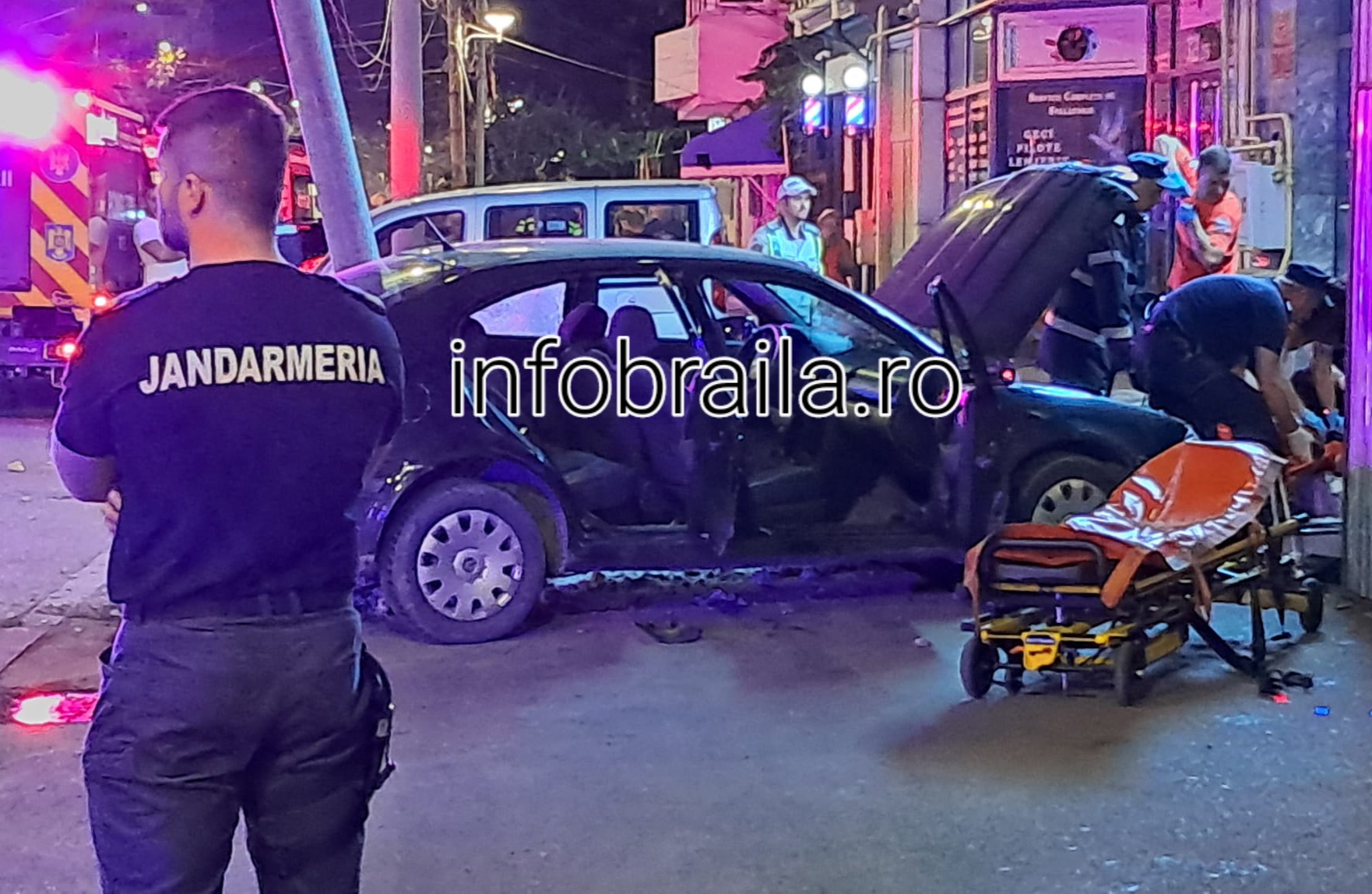 FOTO / Acum, accident pe Dorobanti. Un autoturism a intrat in stalp apoi a ricosat intr-un pieton