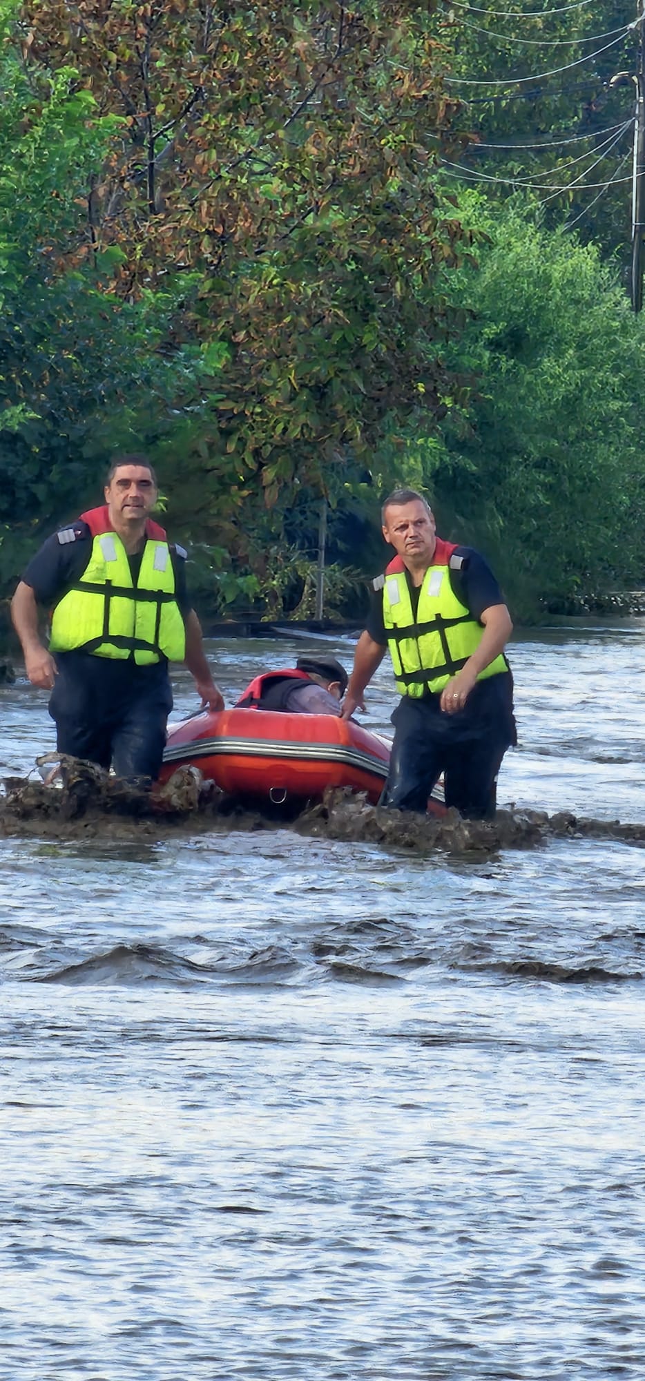 Pompierii braileni ajuta la salvarea oamenilor si animalelor dupa prapadul din Galati